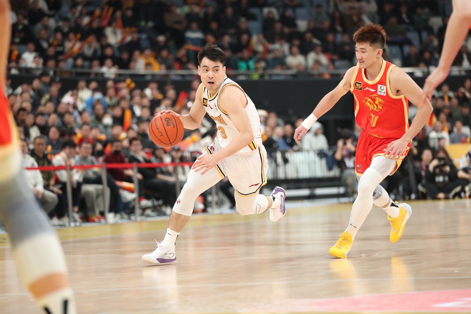 江苏男篮以高水平表现取得季后赛胜利